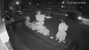 Wie is de bestuurder van deze auto die een scootmobiel aanreed in Emmen?