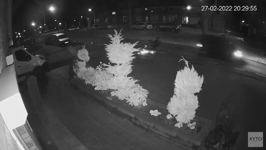 Wie is de bestuurder van deze auto die een scootmobiel aanreed in Emmen?