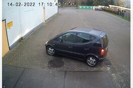 Wie is de bestuurder van deze auto die een scootmobiel aanreed in Emmen?