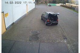 Wie is de bestuurder van deze auto die een scootmobiel aanreed in Emmen?
