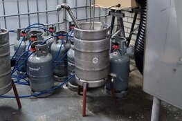 Acht aanhoudingen na aantreffen drugslab in Holsloot