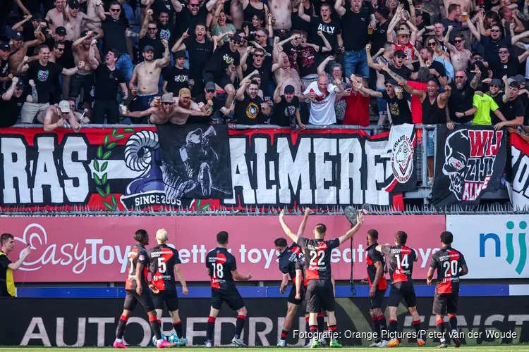 Almere City FC schrijft historie met promotie naar Eredivisie. FC Emmen degradeert